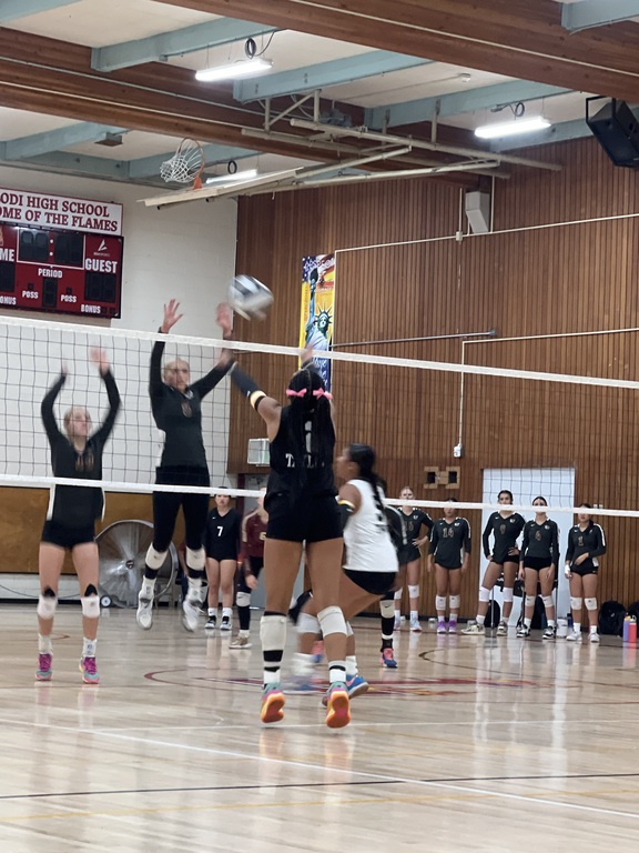 Vanden loses first set 0 - Whitney 1.          15-25