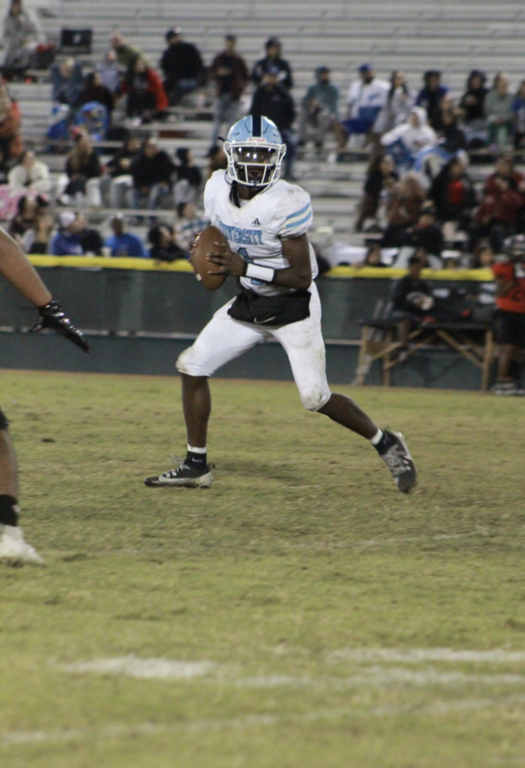 #1 Justin Tribble was a stud in his final performance as QB for the Trojans with a whopping 4 Touchdown passes, no interceptions, 201 yards passing.