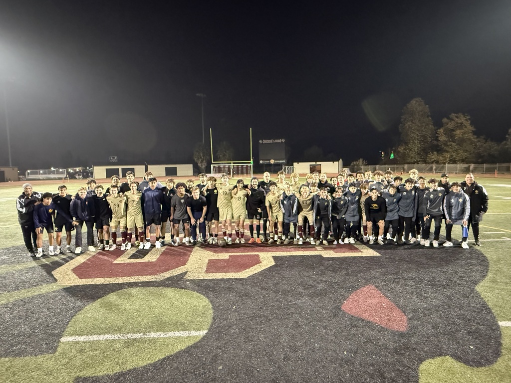 Last Saturday’s Alumni game was a big success. Great catching up with all our lions!
(Alumni in black and Varsity in gold)