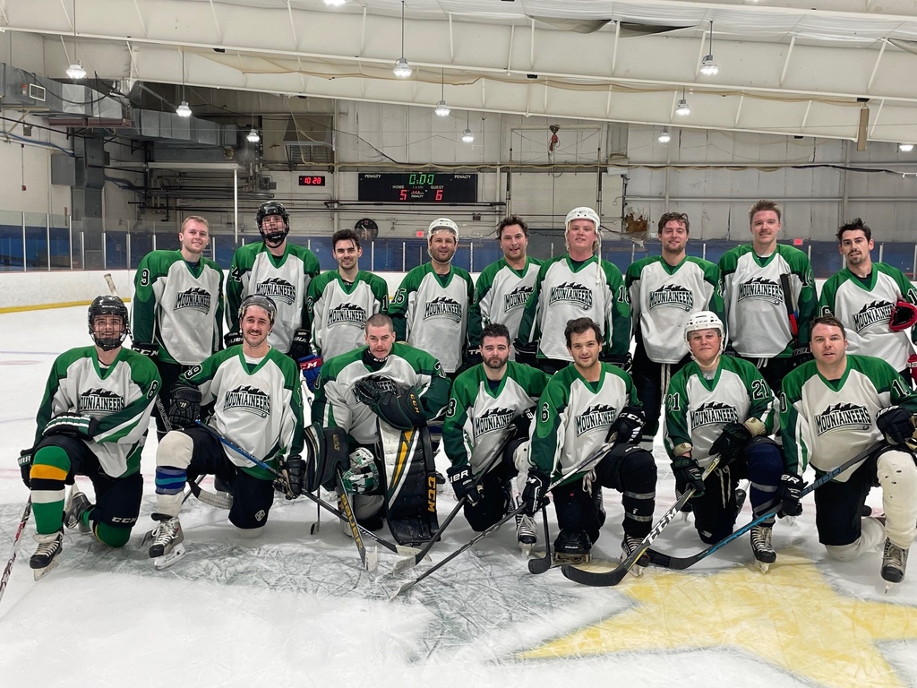 Thanks to the Alumni who came out and skated against our Varsity squad this week.  The Alumni came from behind scoring 2 goals in the last 5 minutes to win 6 to 5.