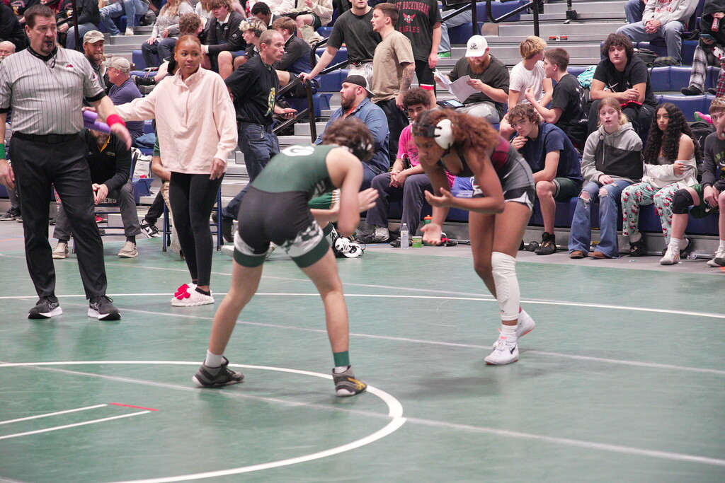 Saryah looking for a takedown