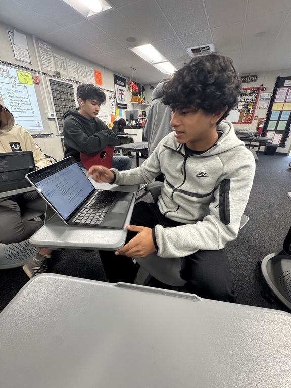 ángel rodríguez showing me his resolution for our mock committee !!