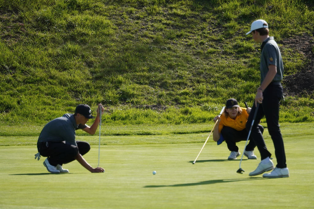 Gianni and Hollan studying the putts on hole 4.
