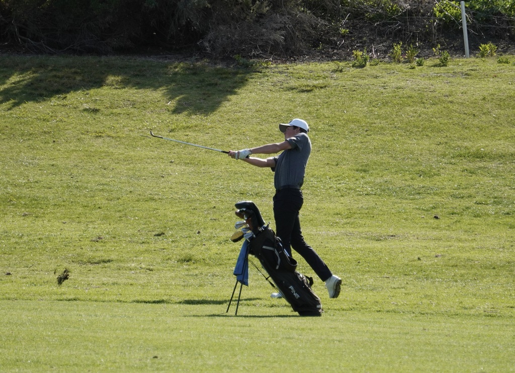 Gianni with his approach shot into the 4th hole.