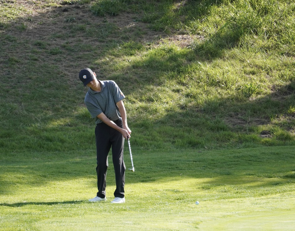 Hollan chipping onto the green of hole 4.
