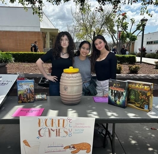 MUN clubs selling during food fair