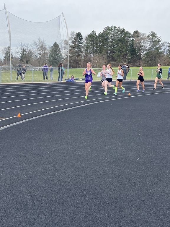 MCKENNA IN THE LEAD! For the 1600m come out and watch it’s not to late and go glads!