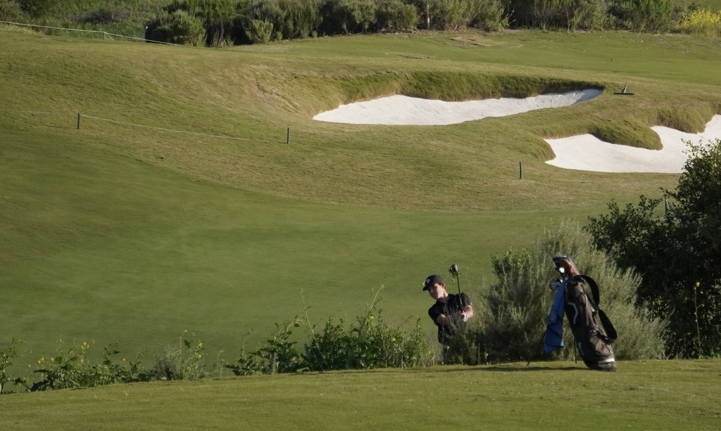 Gianni chipping onto the green of hole 9 after finding himself in the hazard. Gianni was able to finish the round one over par.