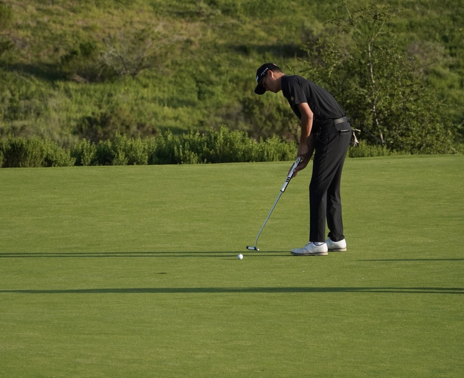 Hollan with his final putt on hole 9 to finish his round.