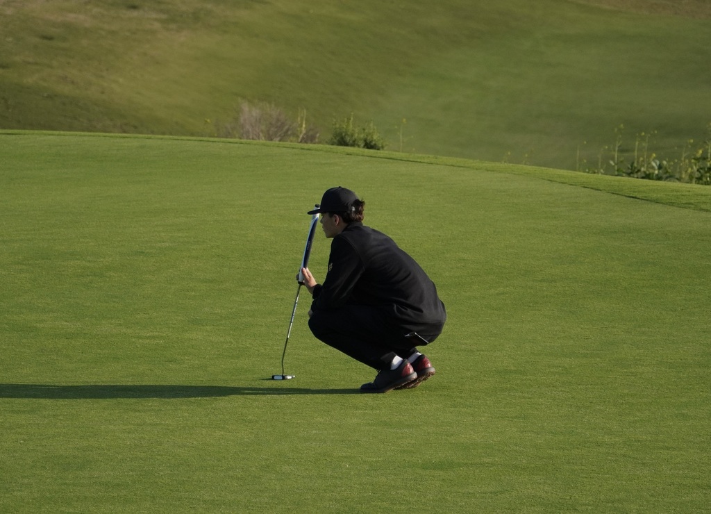 Hunter lining up his putt.