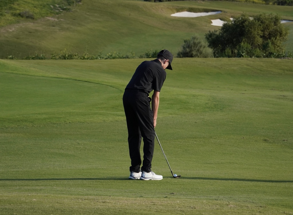 Jase with his final chip of the round at hole 9.