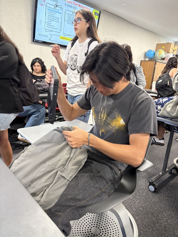 Dylan Minesaki realizing something is wrong with his backpack 🤔