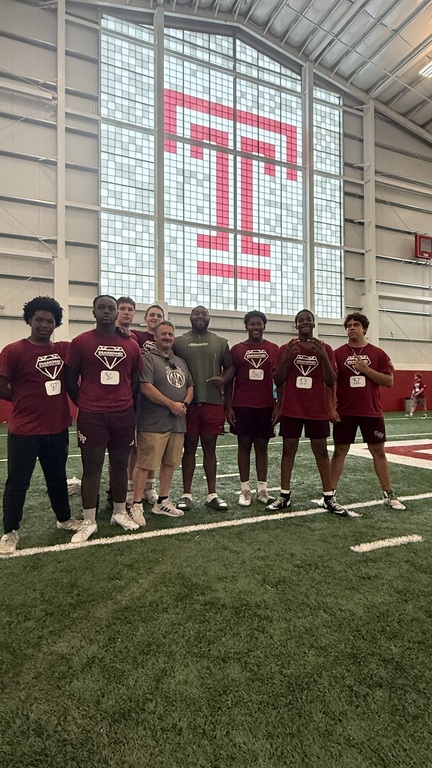 Linemen Challenge @ Temple. Current players link up with alumni Eric King.