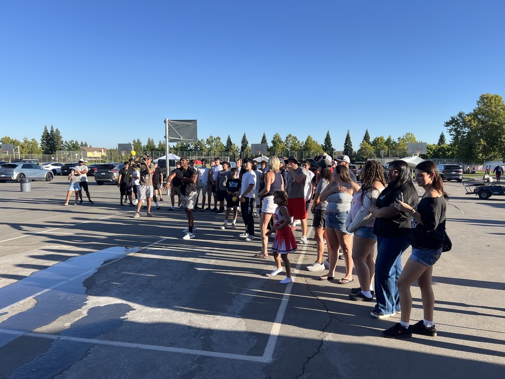 Dunk tank crowd