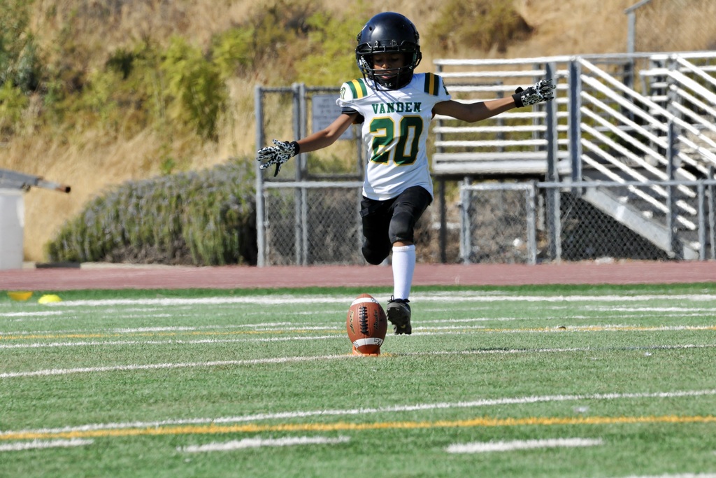 THIS IS A AWESOME PICTURE OF # 20 KICKING FOR THE 8 U BUT , NO INFO ON BLAST . SORRY , PAPA JOE