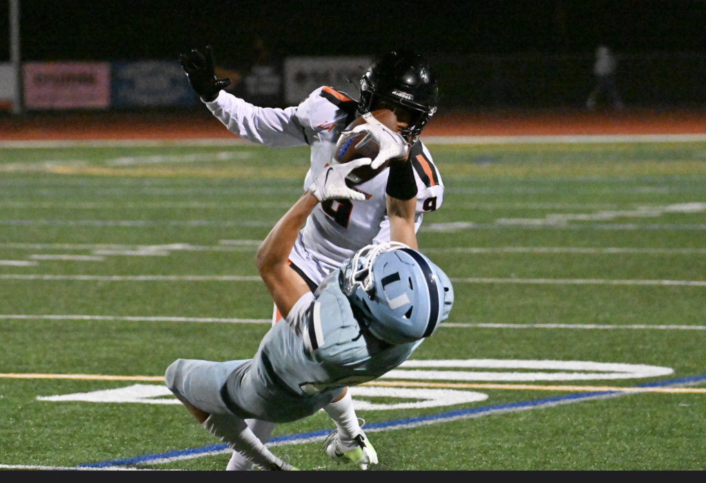 Cruz McMullens makes a spectacular falling catch