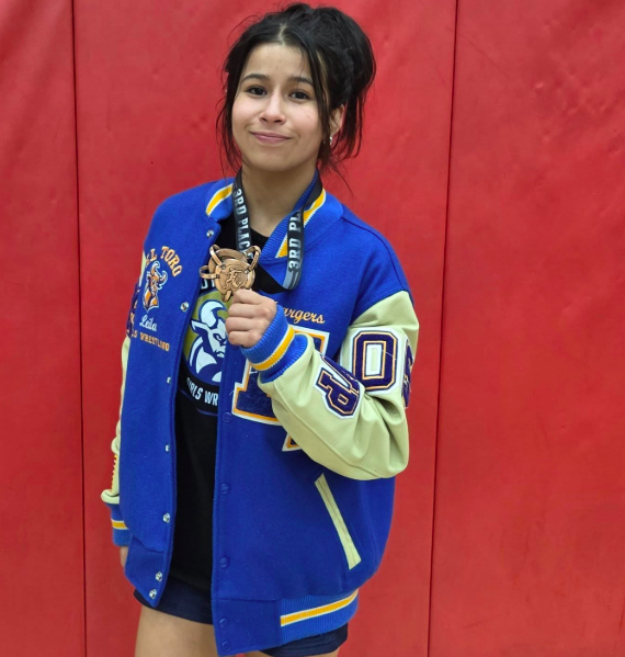 Team captain, Leila Rivera, has big goals for her senior season. She brought home the bronze at the Thanksgiving Throwdown🥉 This is her second top 5 finish in back to back weeks.