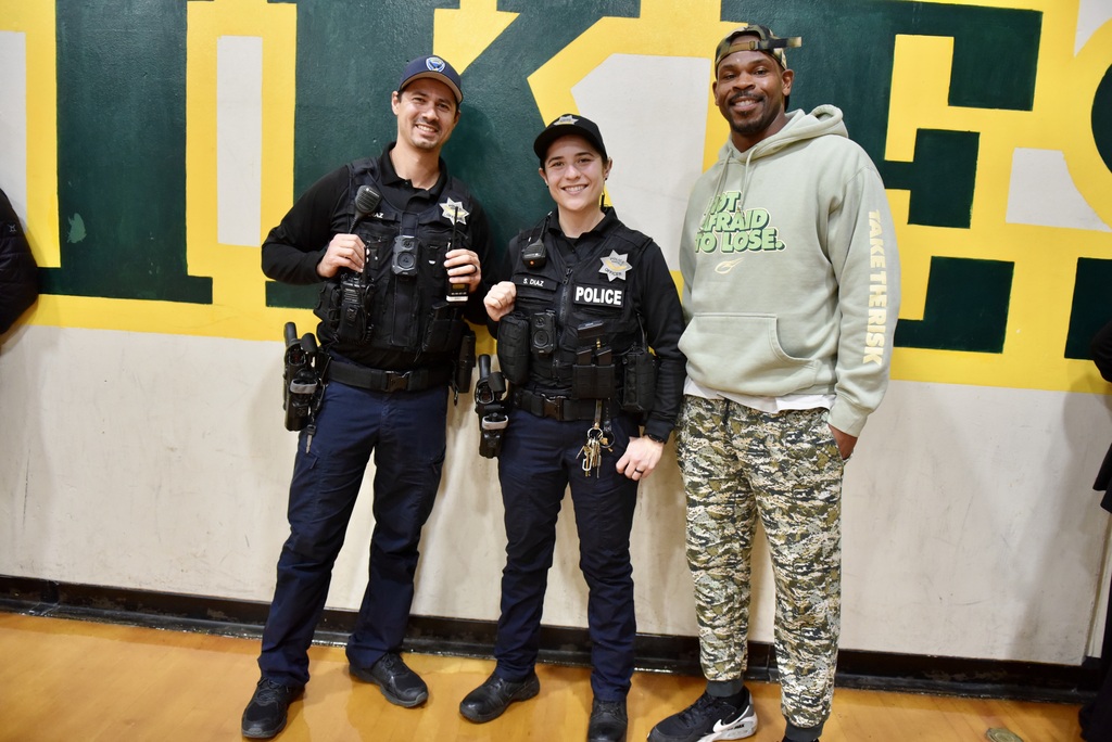 FAIRFIELD PD DIAZ & DIAZ WITH DESMOND BISHOP #55 AT VANDEN BOYS BASKETBALL GAME 1/ 27 / 2026