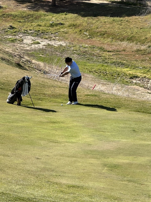 Aaron Ponce with a nice chip shot on hole 3