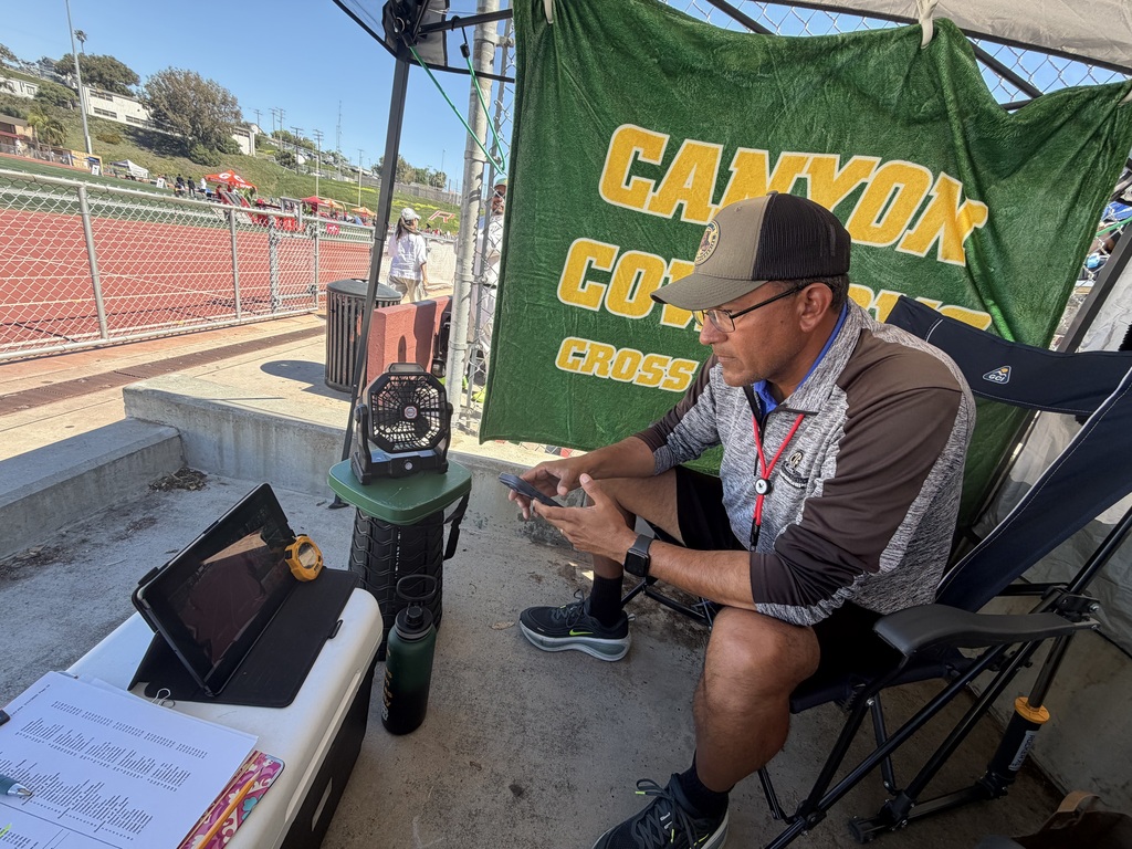 I have my buddy Ron with our athletes at West Torrance HS. I am watching them race from the HD Runners livestream while I am at the Redondo Invitational.