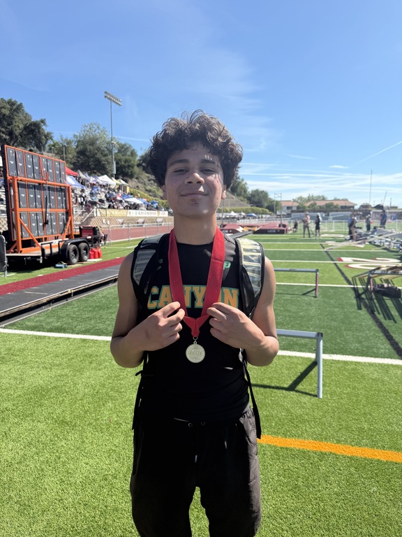 Congratulations to Aiden Figueroa with a new PR in the Pole Vault with a height of 10’2” for 2nd place!! Let’s Go!!