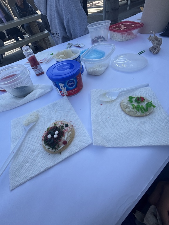 Fun MUN cookie decorating activity!