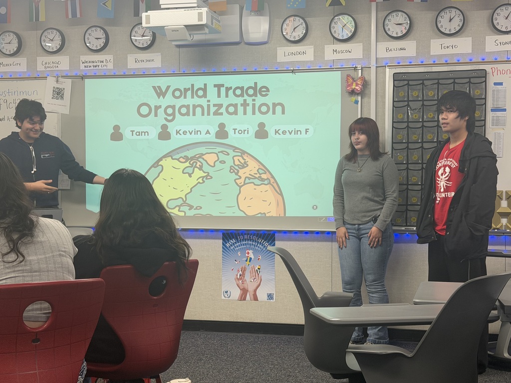 Clopping my friends while they do their presentation🥹 so inspiring.