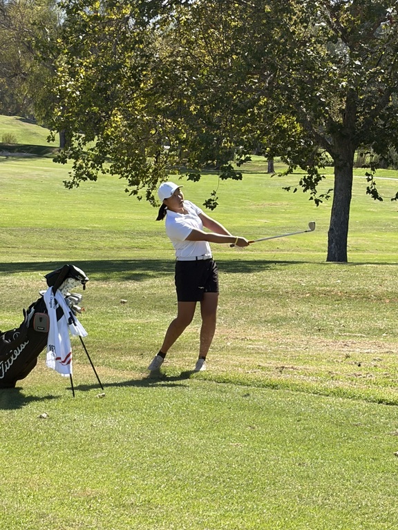 Kara with a pitch shot on hole 9 during League 1 at Vista Valencia.