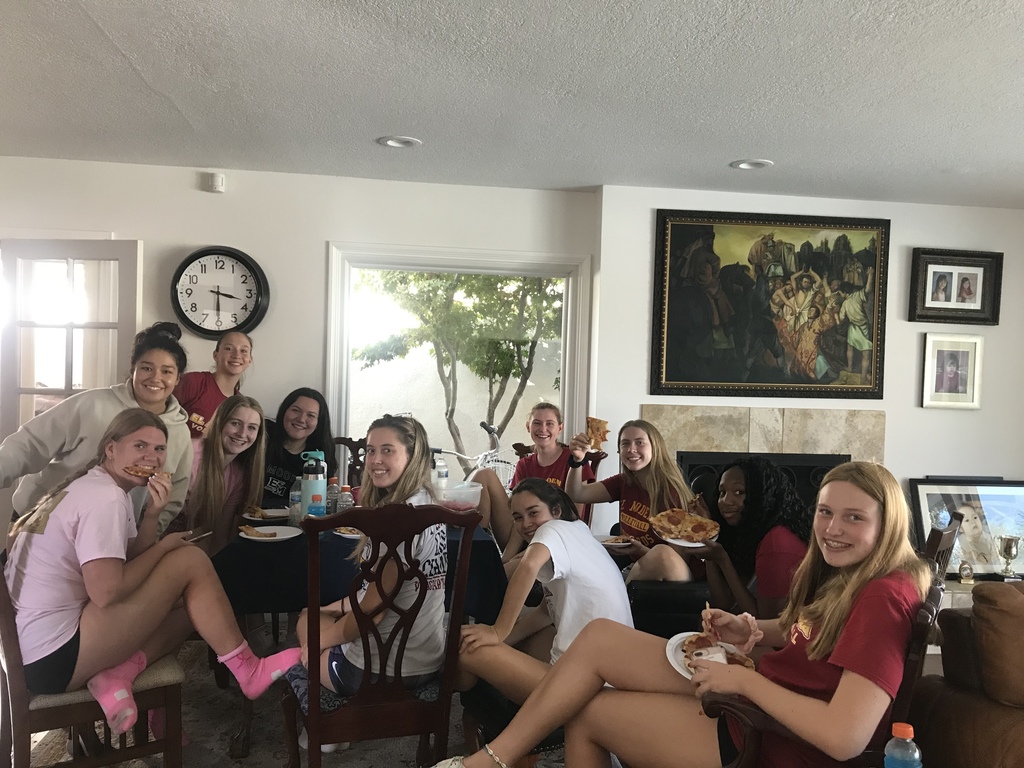 Varsity team build! Ladies made their own pizzas and enjoying each other’s company.
