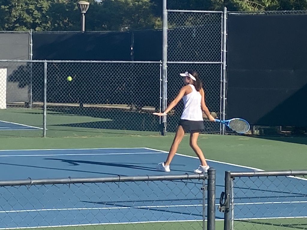 Alma prepares for mid court forehand.